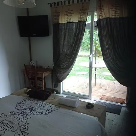 Les Du Pont Des Chevres Bed & Breakfast